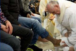 Pape François la ve les pieds de prisonniers